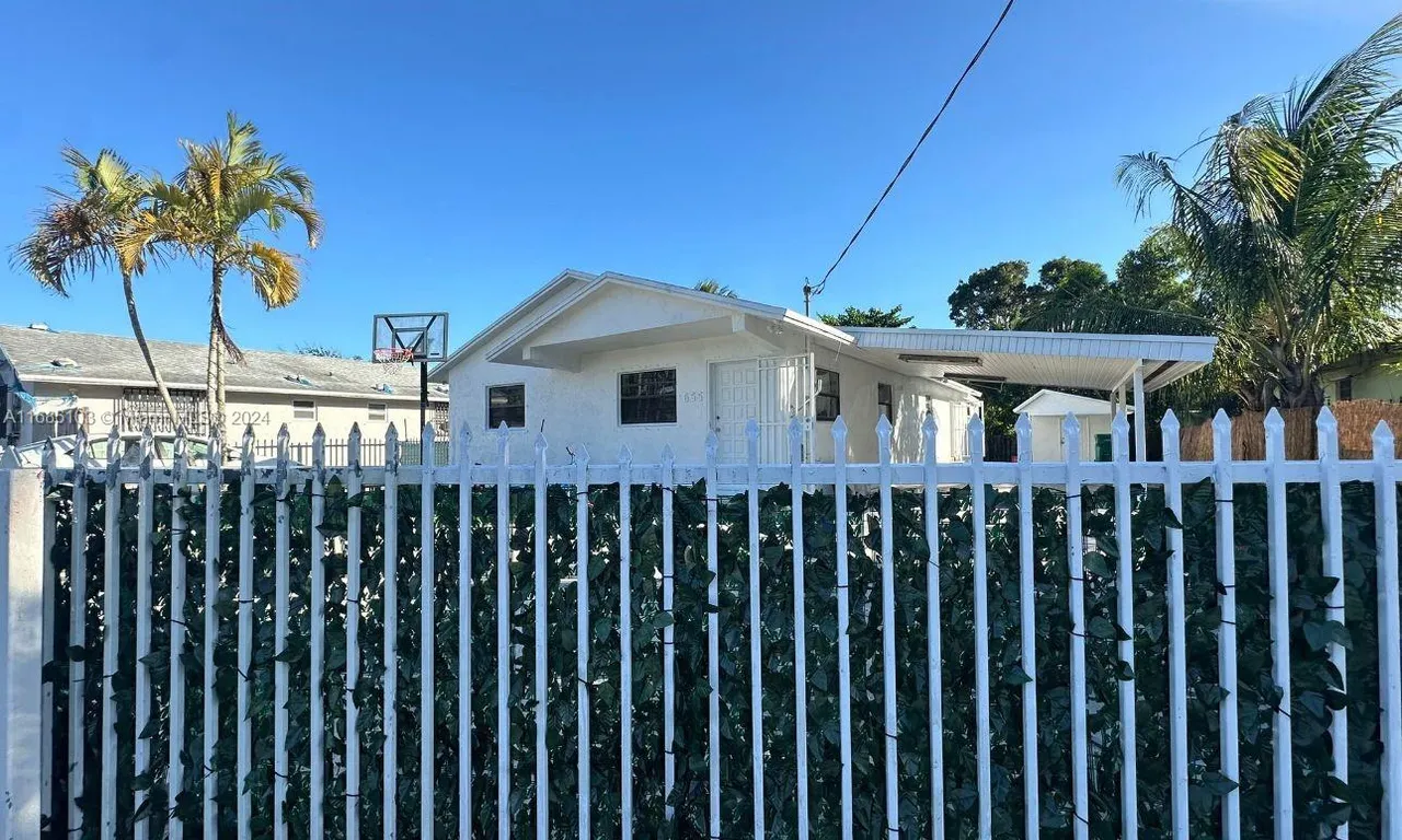 655 NW 2nd St, Florida City FL 33034