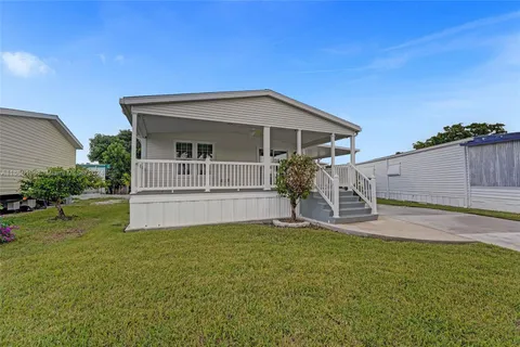 5700 Lakeshore Dr, Dania Beach FL 33312