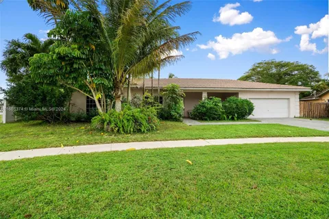 501 Lake Tree Dr, Weston FL 33326