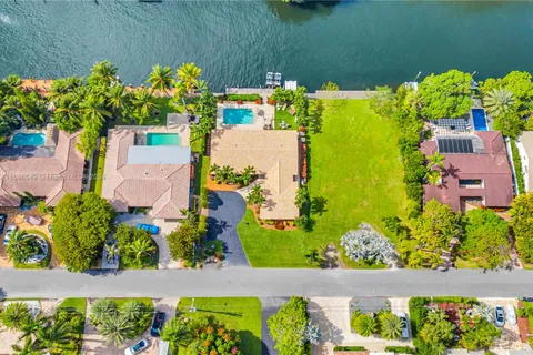 636 Hibiscus Dr, Hallandale Beach FL 33009