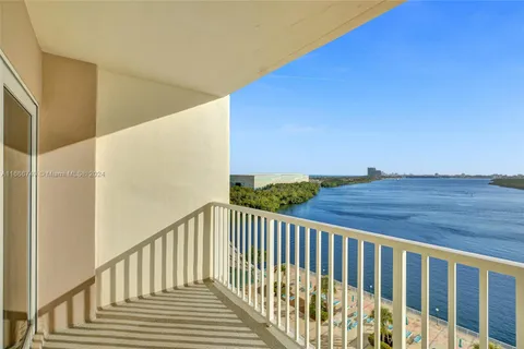 300 Bayview Dr # 902, Sunny Isles Beach FL 33160