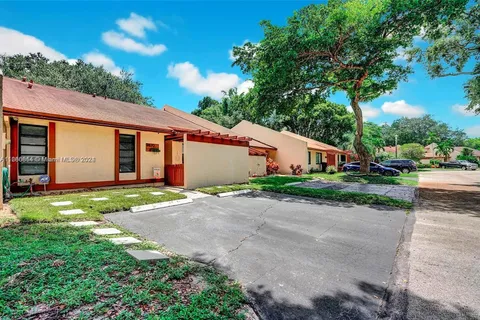 9820 NW 15th Ct, Pembroke Pines FL 33024