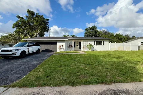 5461 SW 1st St, Plantation FL 33317