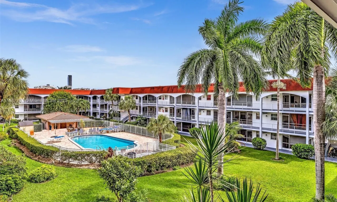 541 Blue Heron Dr # 307, Hallandale Beach FL 33009