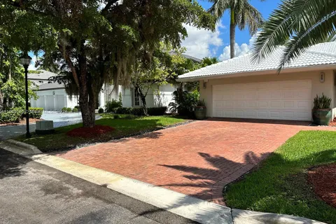 9466 NW 54th Doral Cir Ln, Doral FL 33178