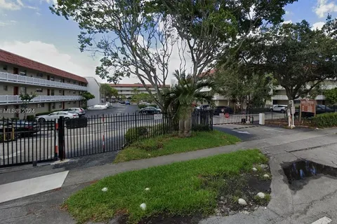 3571 Inverrary Dr # 401, Lauderhill FL 33319