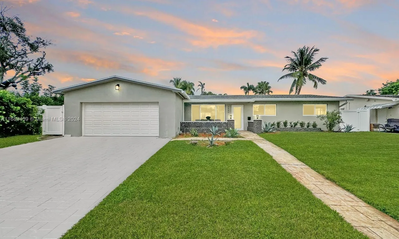 2241 NW 87th Ter, Pembroke Pines FL 33024