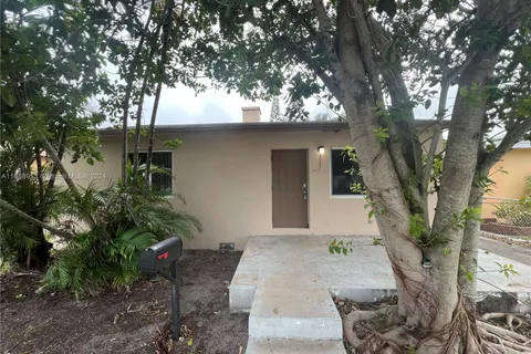 2644 Hayes St, Hollywood FL 33020