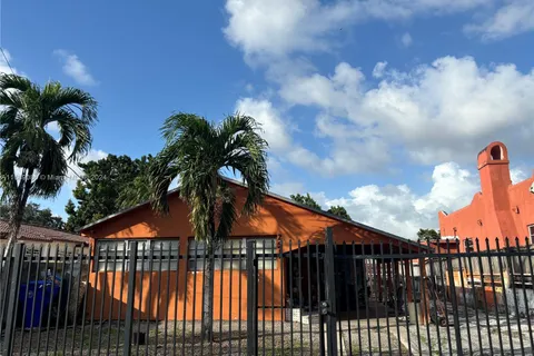 2479 NW 26th St, Miami FL 33142