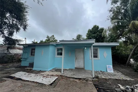 52 NW 61st St, Miami FL 33127