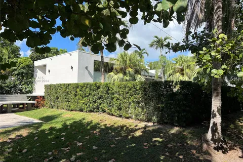 615 Harbor Cir, Key Biscayne FL 33149