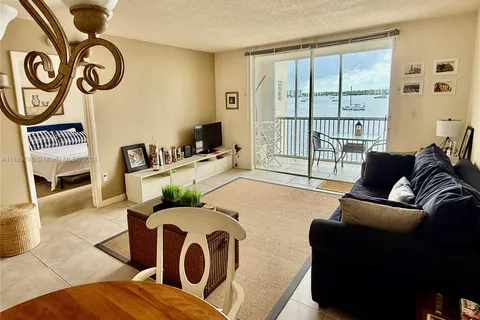 2920 POINT EAST DR # 407, Aventura FL 33160