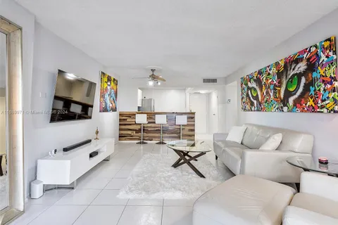 600 Parkview Dr # 227, Hallandale Beach FL 33009