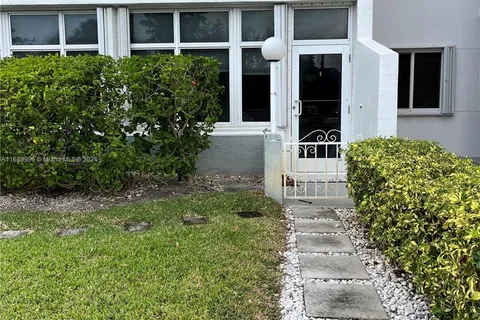 3800 Hillcrest Dr # 102, Hollywood FL 33021