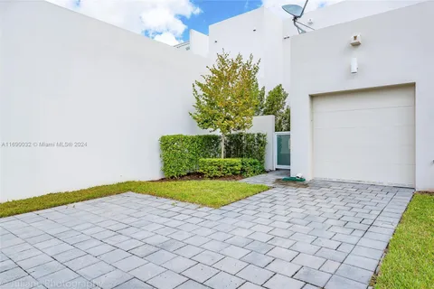 6402 NW 104th Path # 6402, Doral FL 33178