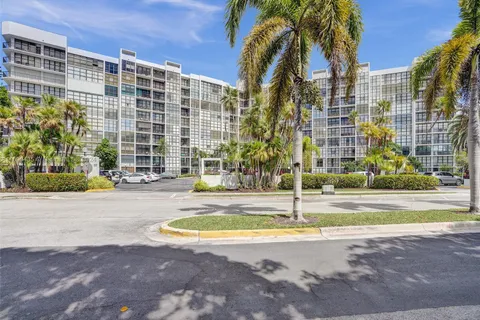 800 Parkview Dr # 131, Hallandale Beach FL 33009