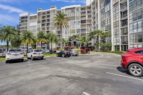 800 Parkview Dr # 131, Hallandale Beach FL 33009