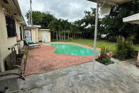 5471 W 12th Ave, Hialeah FL 33012