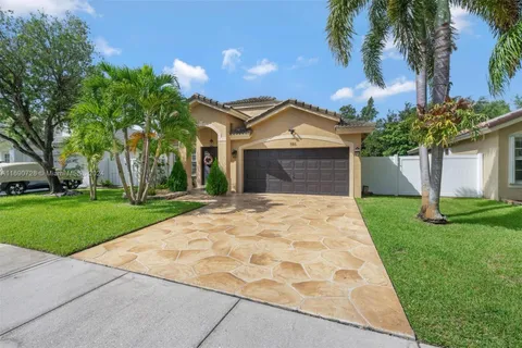 386 SW 206th Ave, Pembroke Pines FL 33029