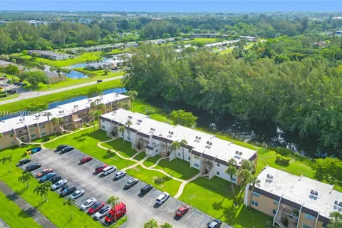 110 Lake Meryl Dr # 213, West Palm Beach FL 33411