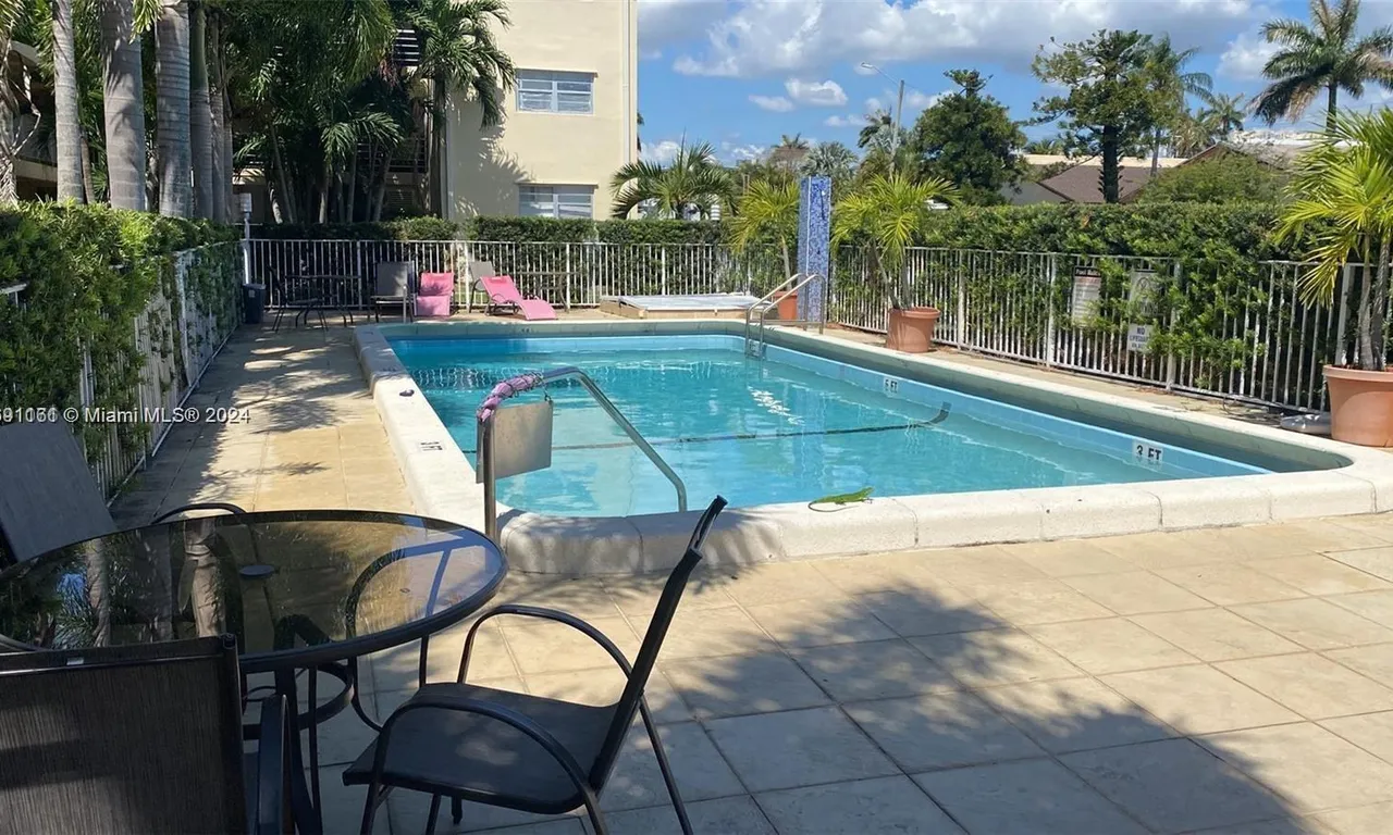 1100 NE 1st Ct # 209, Hallandale Beach FL 33009