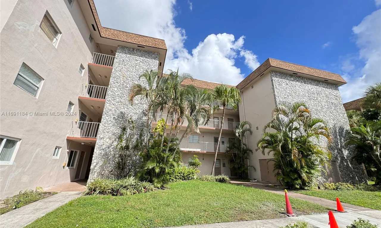 8161 SW 24 ct # 304, Davie FL 33324