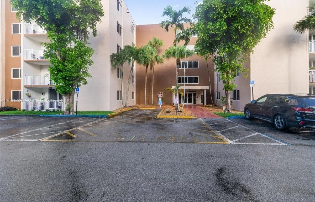 6940 Miami Gardens Dr # 519, Hialeah FL 33015