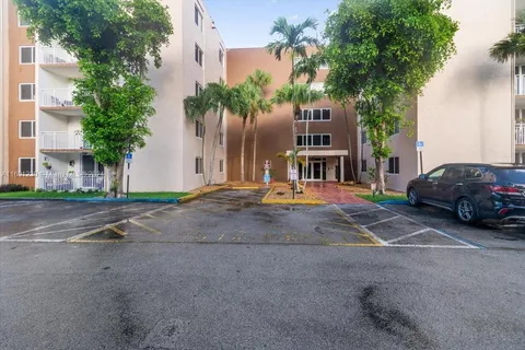 6940 Miami Gardens Dr # 519, Hialeah FL 33015