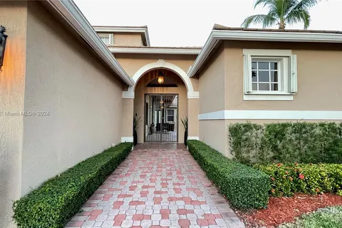 2488 SW Eagle Run Dr, Weston FL 33327