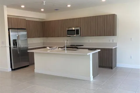 8201 NW 41 st # 103, Doral FL 33166