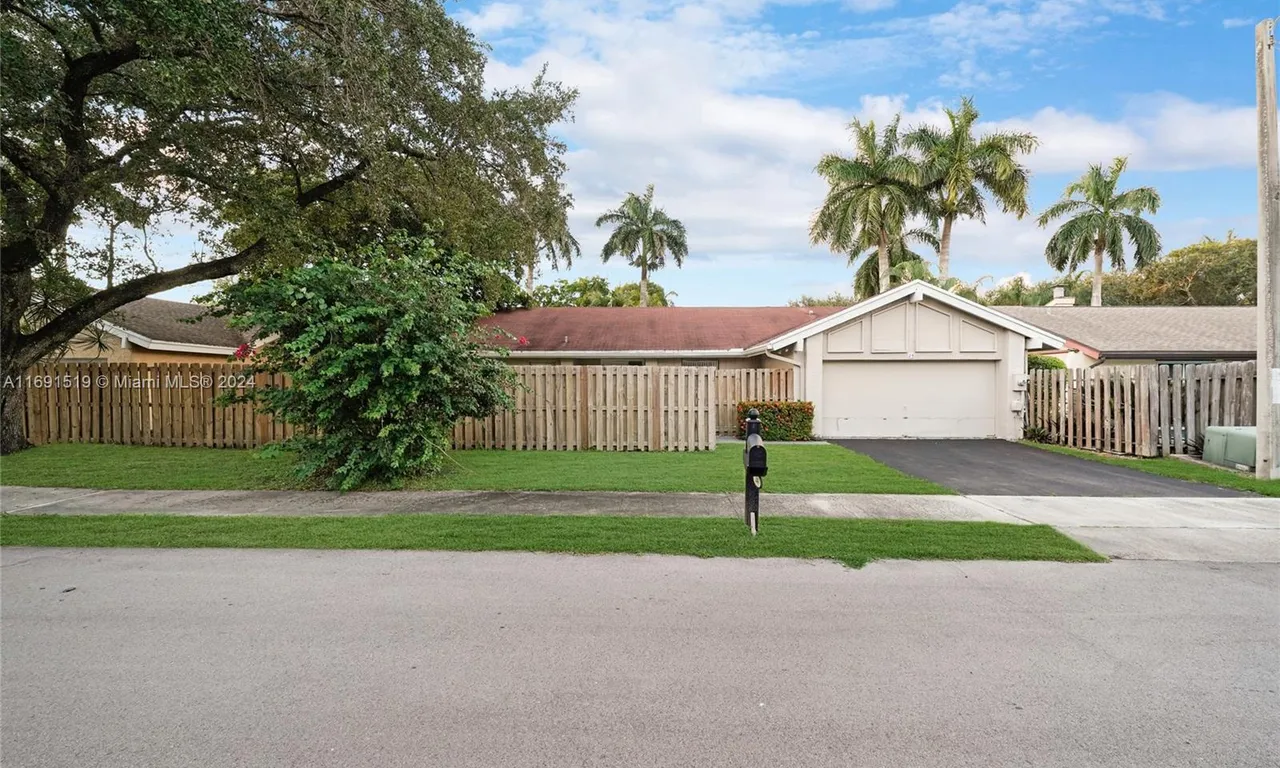 24 Forest Cir, Cooper City FL 33026