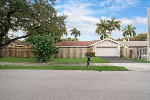 24 Forest Cir, Cooper City FL 33026