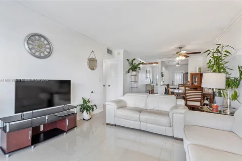 470 paradise isle # 308, Hallandale Beach FL 33009