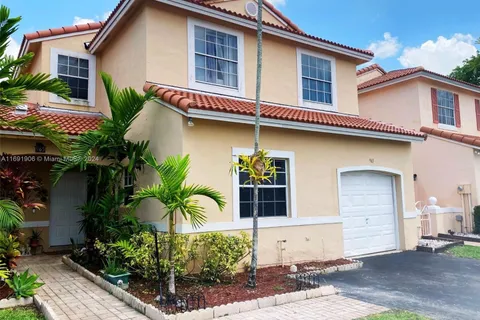 965 SW 180th Ter, Pembroke Pines FL 33029