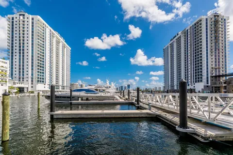 17111 Biscayne Blvd # 1906, North Miami Beach FL 33160