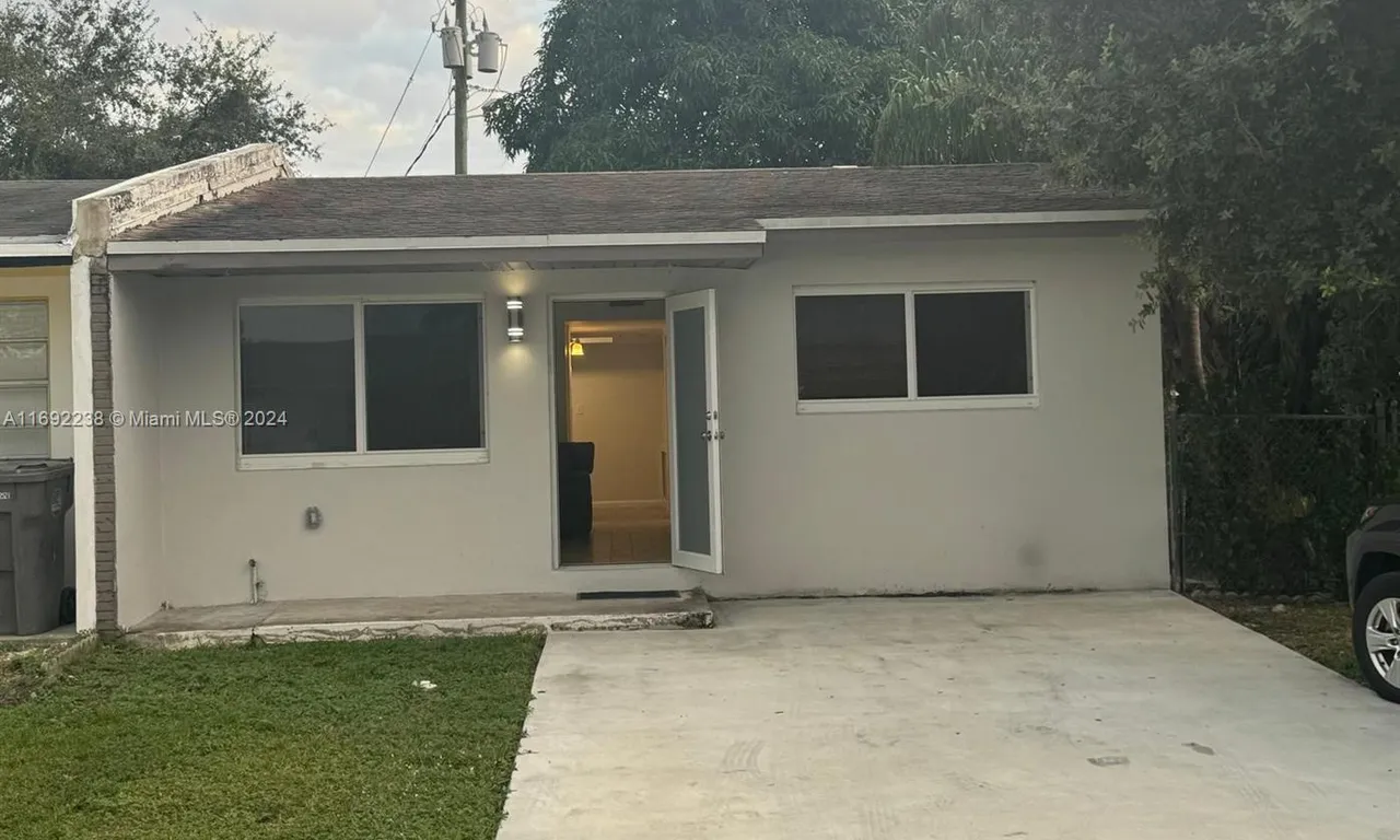 5460 SW 38th Ct, West Park FL 33023