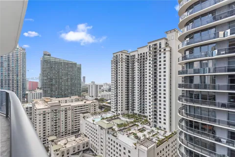 45 SW 9th St # 2206, Miami FL 33130