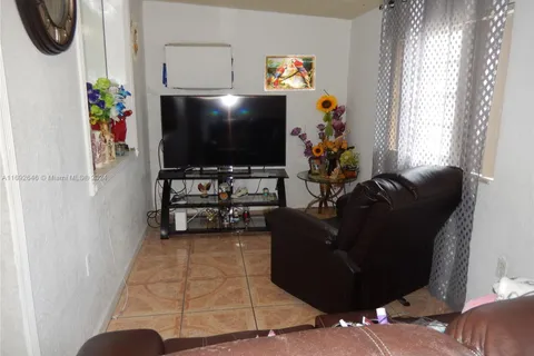 274 E 49th St, Hialeah FL 33013