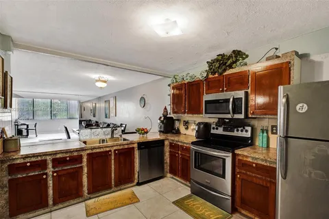 8010 Hampton Blvd # 211, North Lauderdale FL 33068