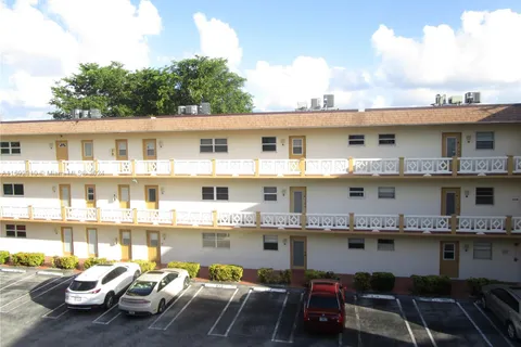 5111 W Oakland Park Blvd # 305, Lauderdale Lakes FL 33313