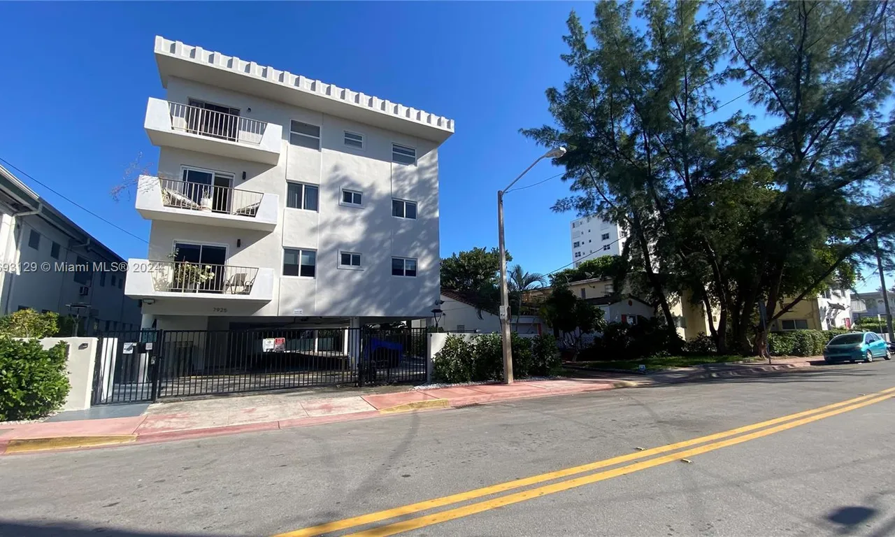 7925 Carlyle Ave # 404, Miami Beach FL 33141