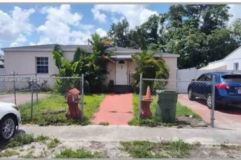 580 SE 2nd St, Hialeah FL 33010