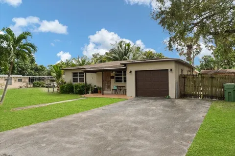 6616 SW 2nd Ct, Pembroke Pines FL 33023