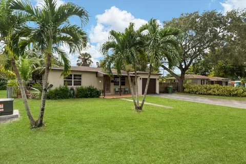 6616 SW 2nd Ct, Pembroke Pines FL 33023