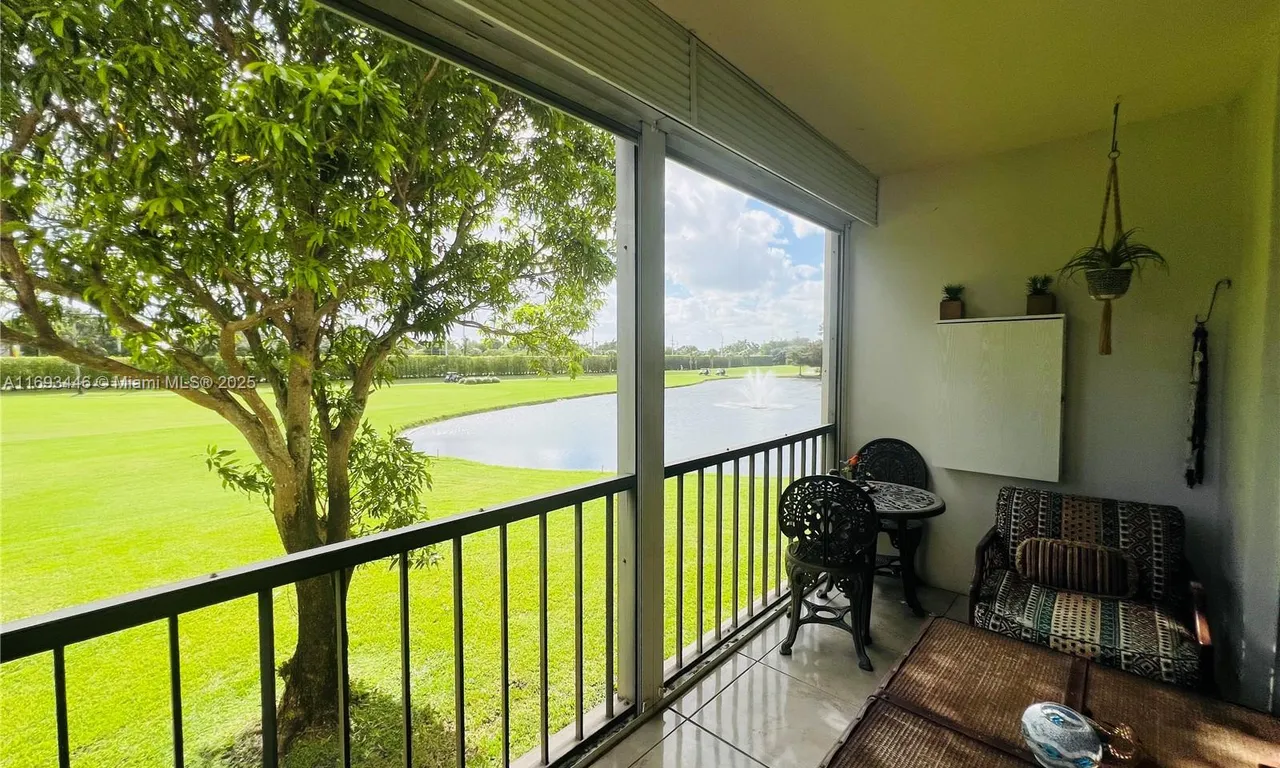 9820 S Hollybrook Lake Dr # 202, Pembroke Pines FL 33025