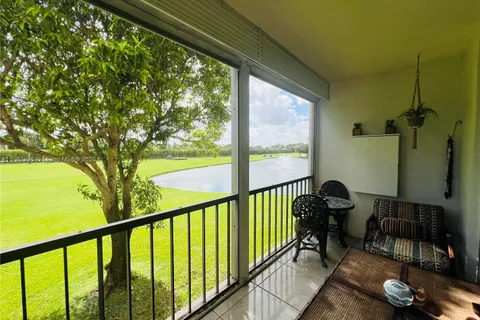 9820 S Hollybrook Lake Dr # 202, Pembroke Pines FL 33025