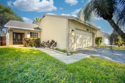 1316 N Quetzal Ct, Homestead FL 33035