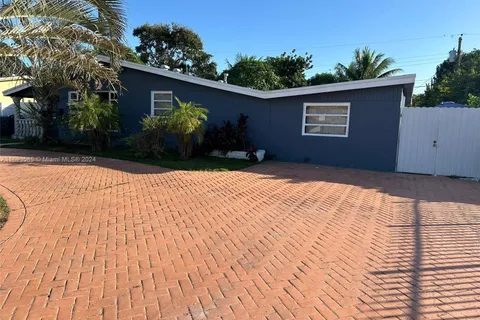 740 NW 178th Ter, Miami Gardens FL 33169