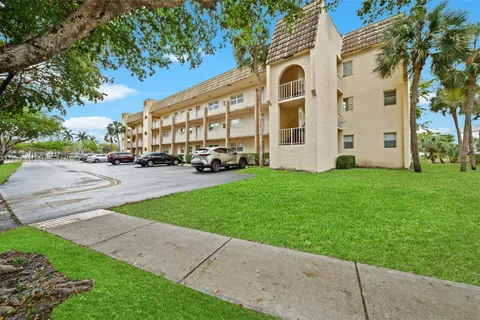 8285 Sunrise Lakes Blvd # 112, Sunrise FL 33322