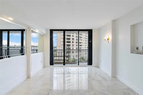 540 Brickell Key Dr # 928, Miami FL 33131